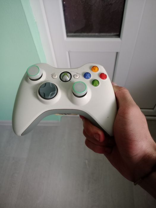 Vând Xbox 360 cu 250 GB