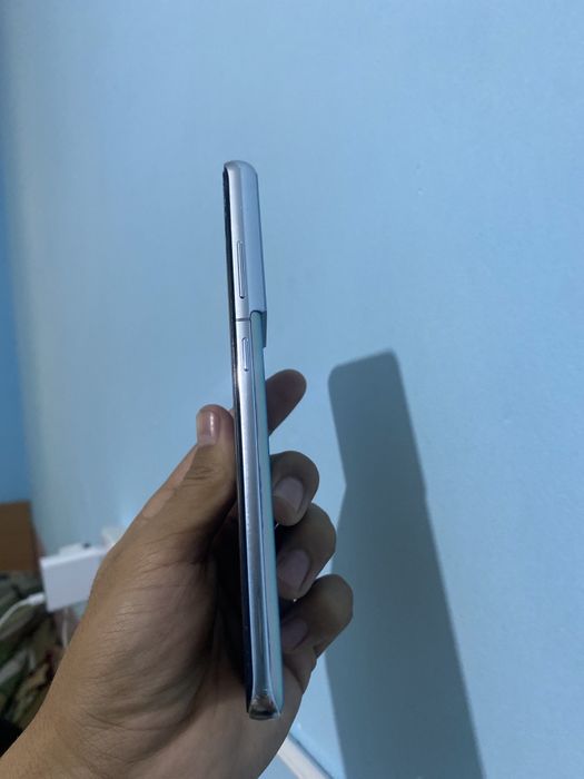 Samsung s21 ultra 
256/12+8
Xolati chotkiy ishlashi umuman aybi yu
Obm