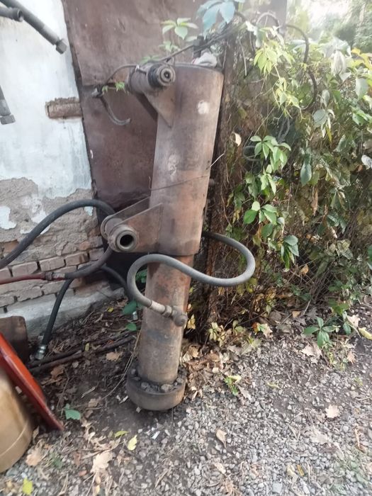 Продам гидромолот,на экскаватор юмз 2126,в хорошем с рабочем состоянии