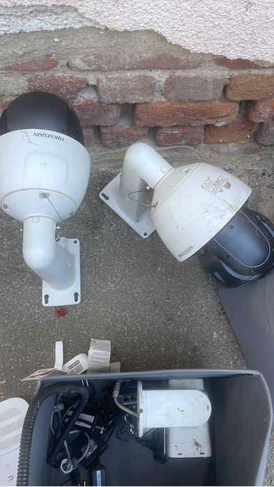 2 Camere rotative si 4 fixe