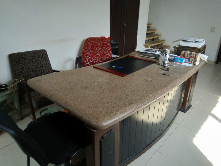 Продам стол офисный