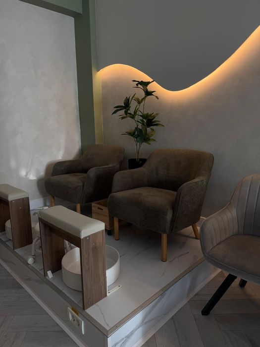 Inchiriez post manichiura pedichiura