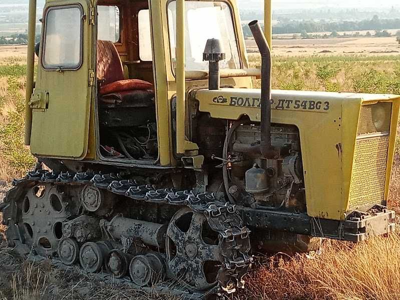 Трактор Т 54 Б в много добро състояние. Цена 3600 евро.