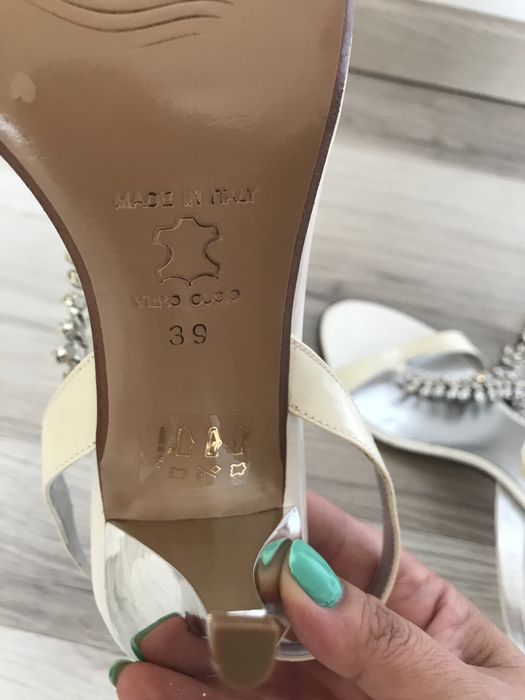 Sandale , 39, din piele lacuita alba si strassuri, inaltime toc 10 cm