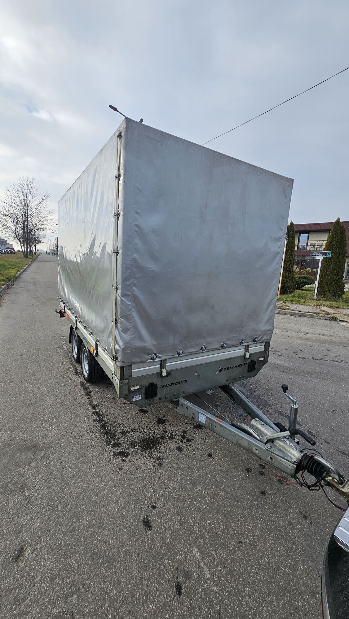 Remorca auto cu sistem de frânare.
