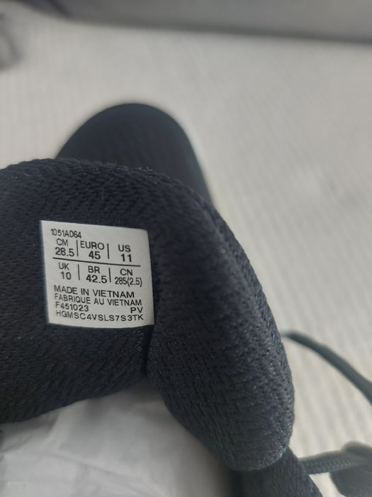 Vând pantofi sport asics volei