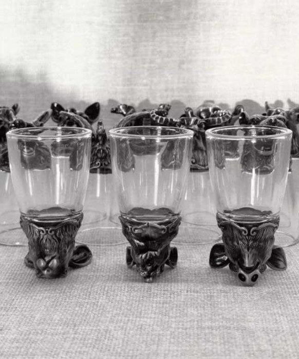 Подарочный набор рюмок
 “12 животных Восточного календаря”