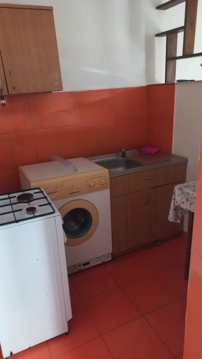 Garsonieră la curte