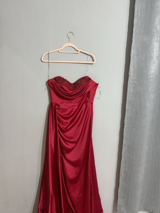 продавам бална рокля един път облечен.