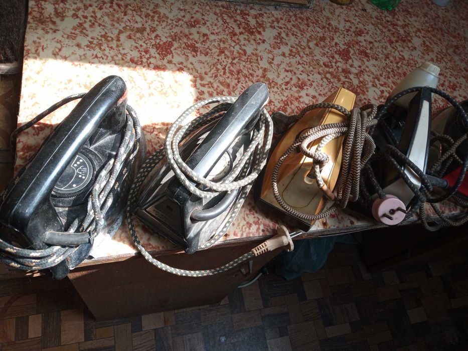 Стари Руски Електрически Ютии.