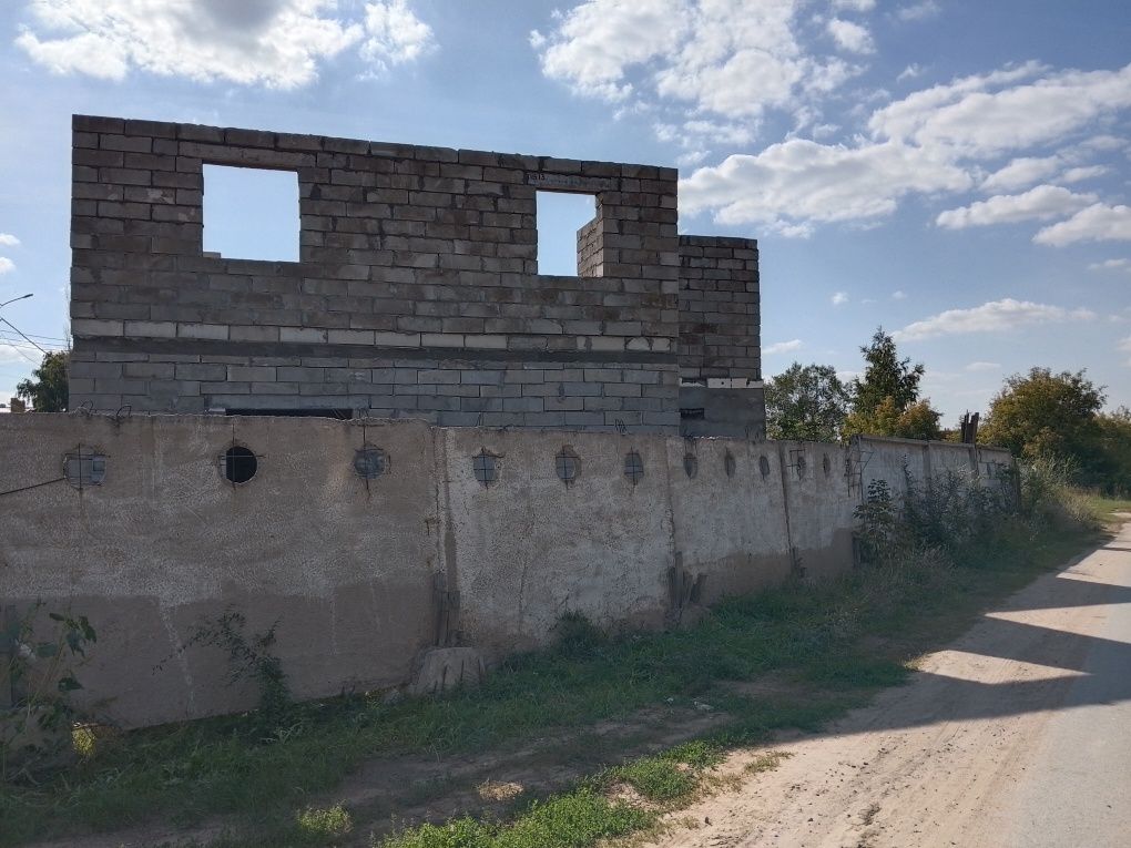 Продам недостроенный дом на два уровня. Первый и второй этаж.