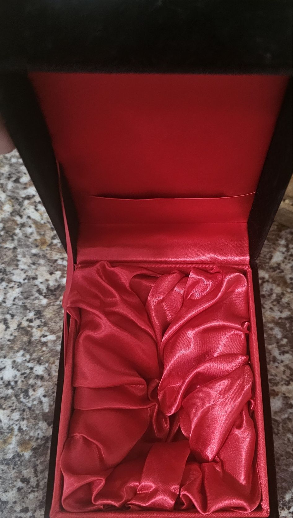 Vând cutie originala de parfum de nișă de la Fragance du Bois Milano