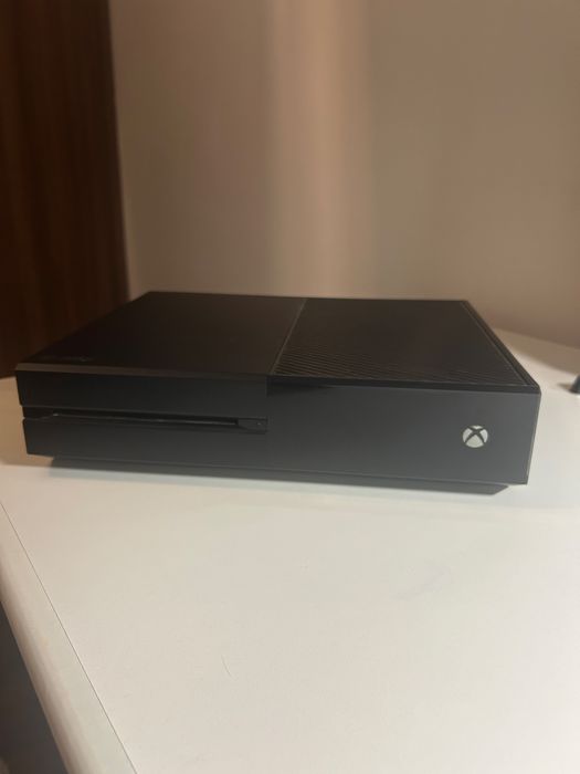 Xbox one + 2 cotrollere + 2 jocuri