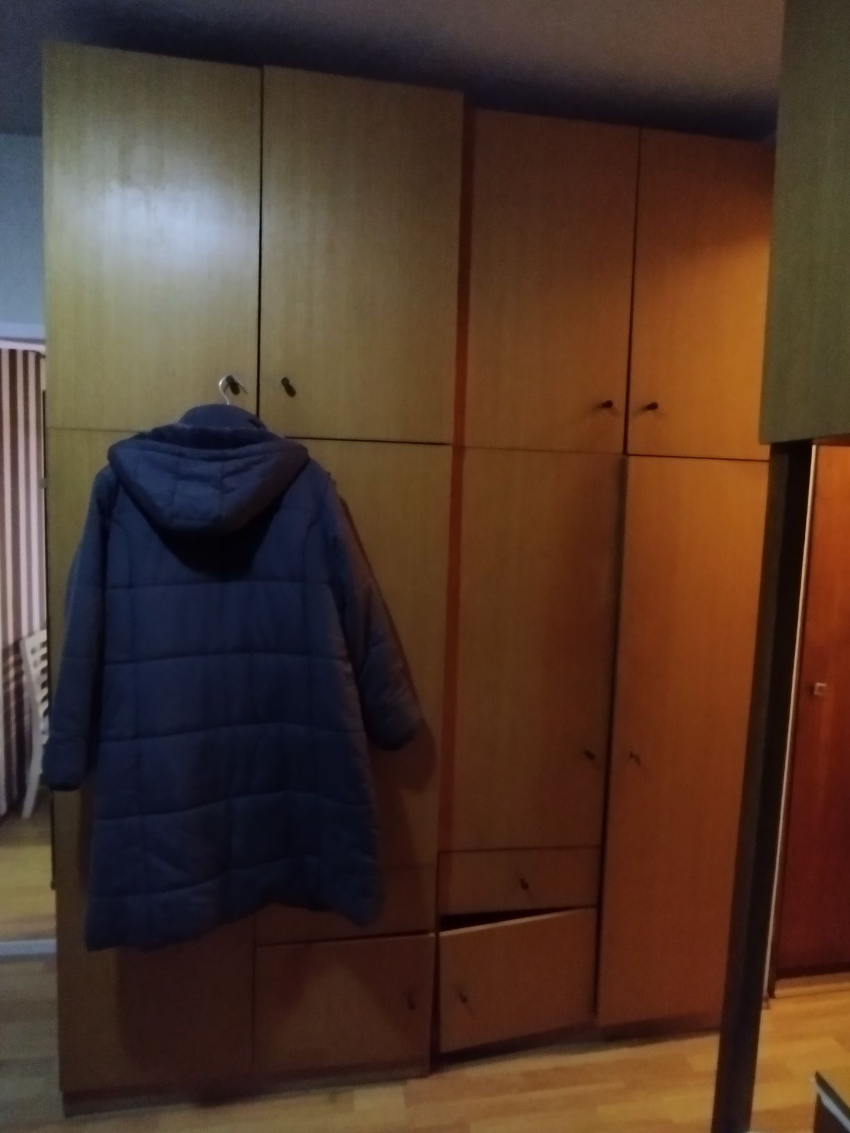 Продавам ново дамско топло яке