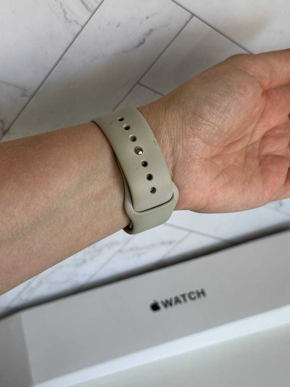 Часовник Apple iWatch SE gold 44 mm