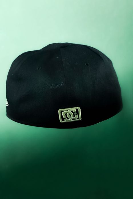 Нова шапка DC с права козирка.