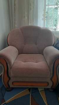 Продаётся диван,и два кресла