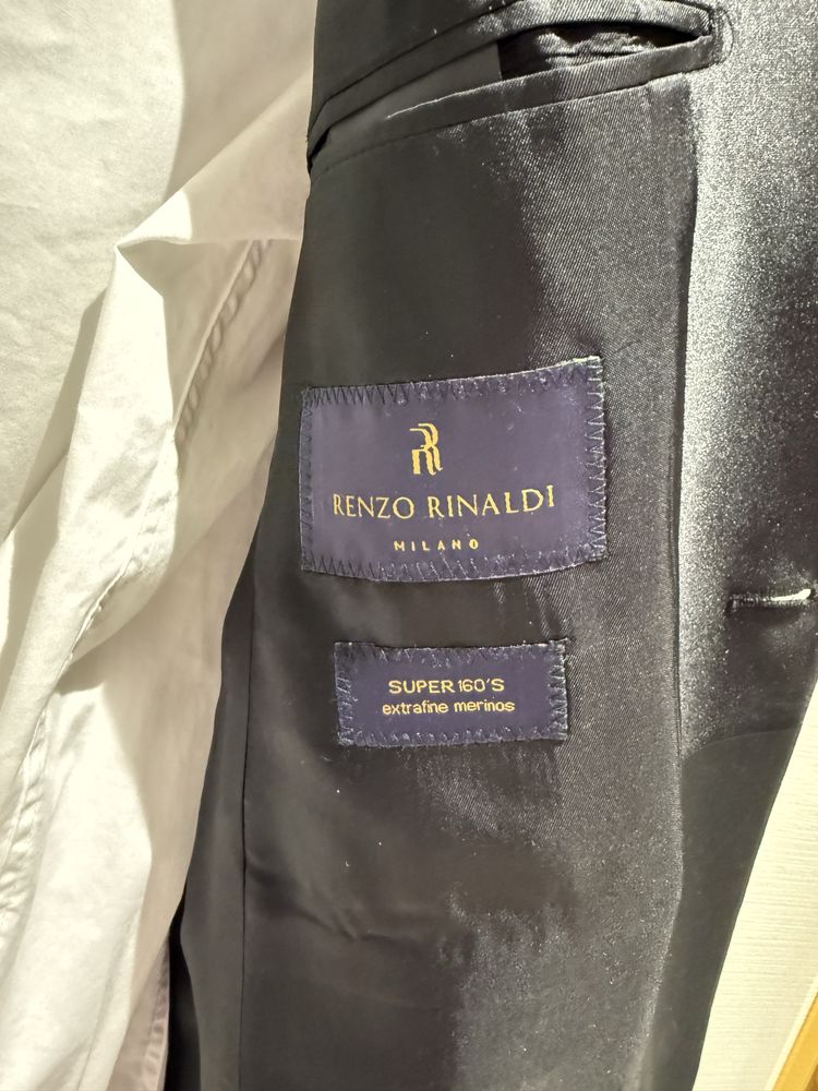 Смокинг Slim fit. Размер S. Рубашка S Renzo Rinaldi