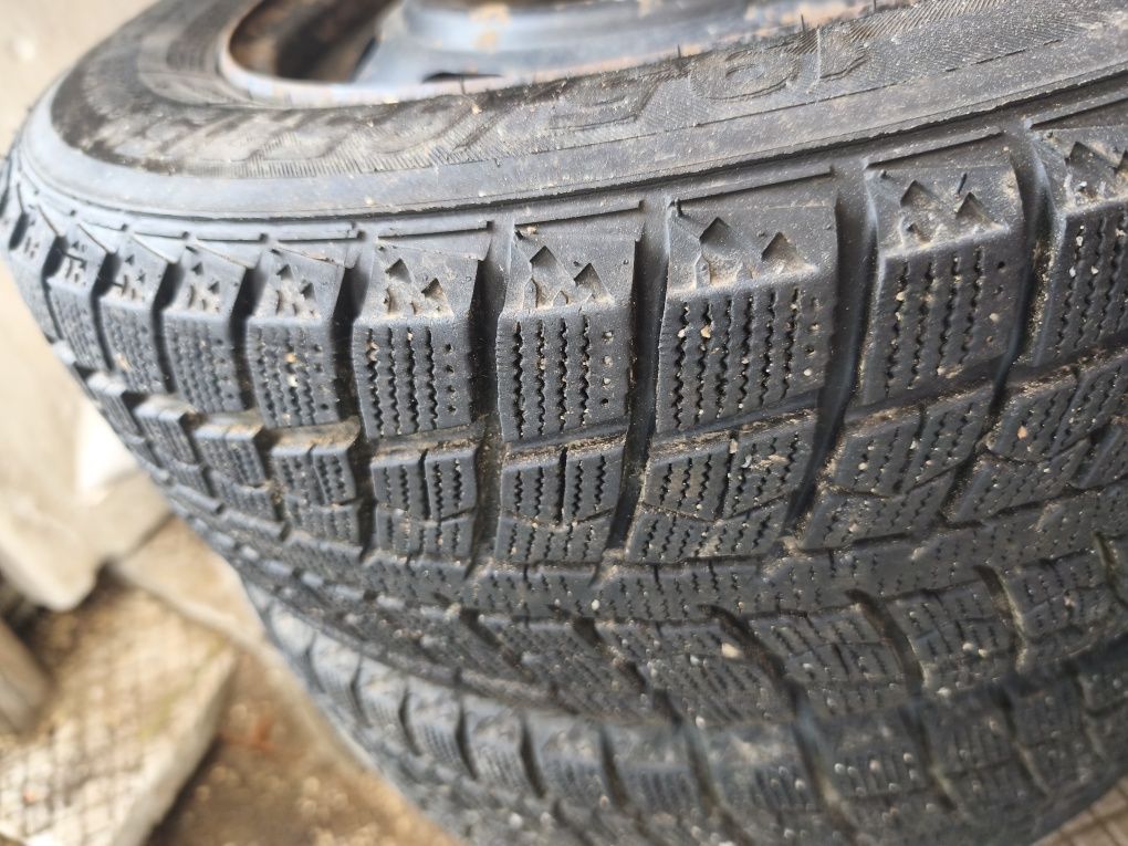 Продавам зимни гуми 195/65R15 с две джанти