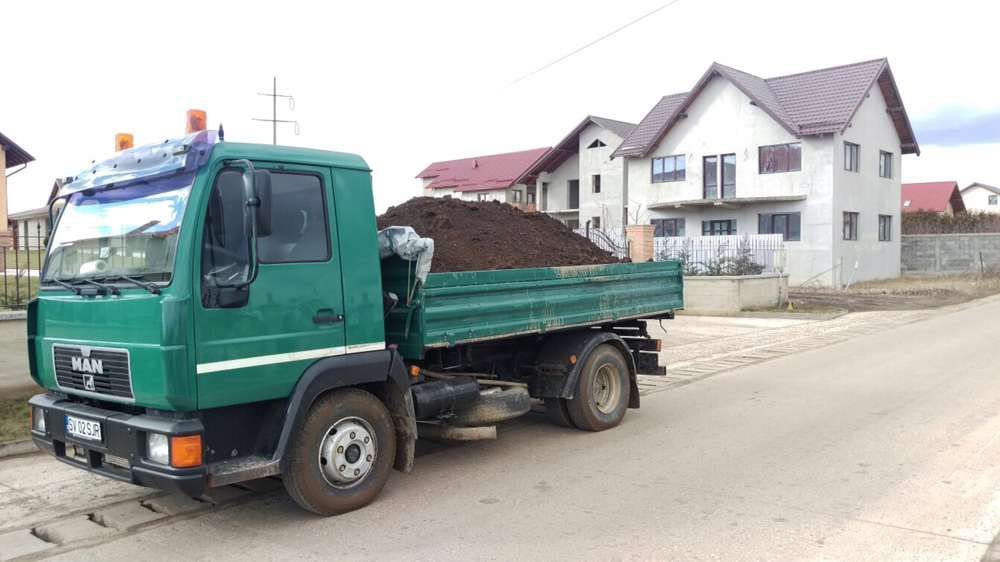 Pământ negru vegetal pentru gazon si grădină