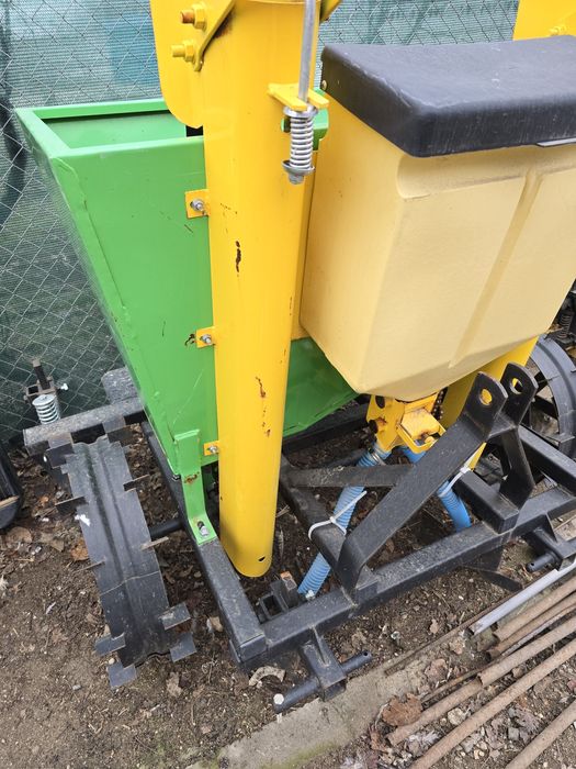 Vând: Mașină de plantat cartofi și Mașină de recoltat cartofi