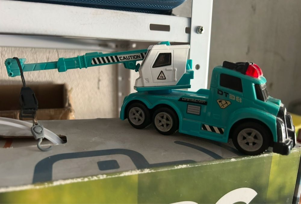 Играчки: камионче-самосвал за пясък, багер…