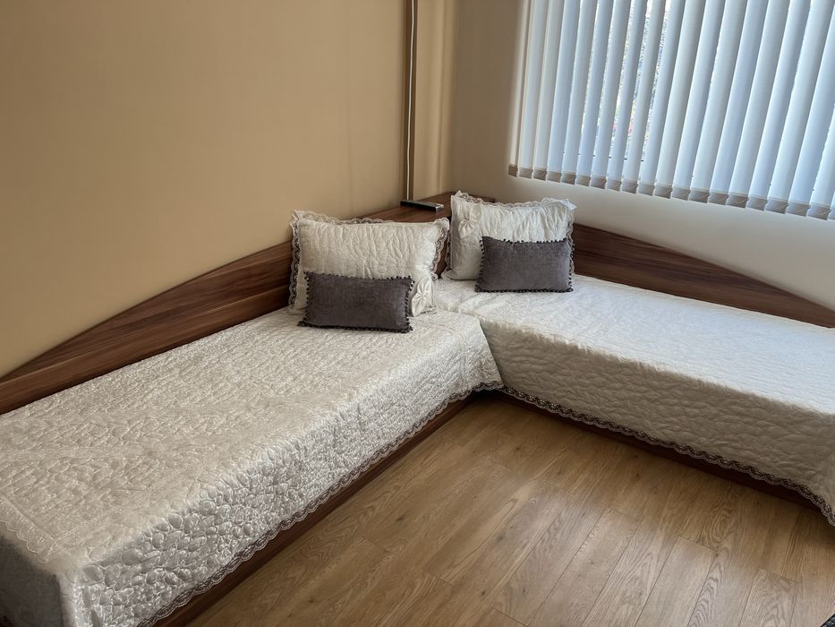 Две ъглови легла с ракла и двукрилен гардероб