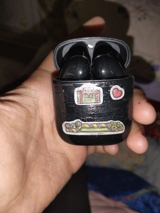 Наушник всё работает зарядку нету