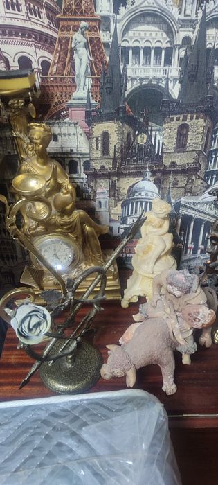 Статуэтки и подсвечники продам