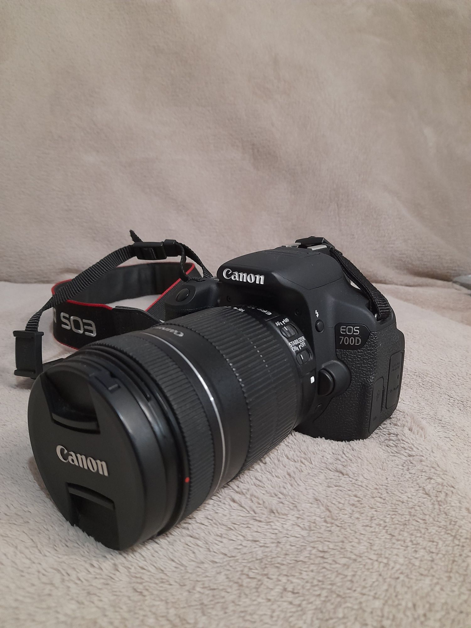 Vând aparat Canon EOS 700D