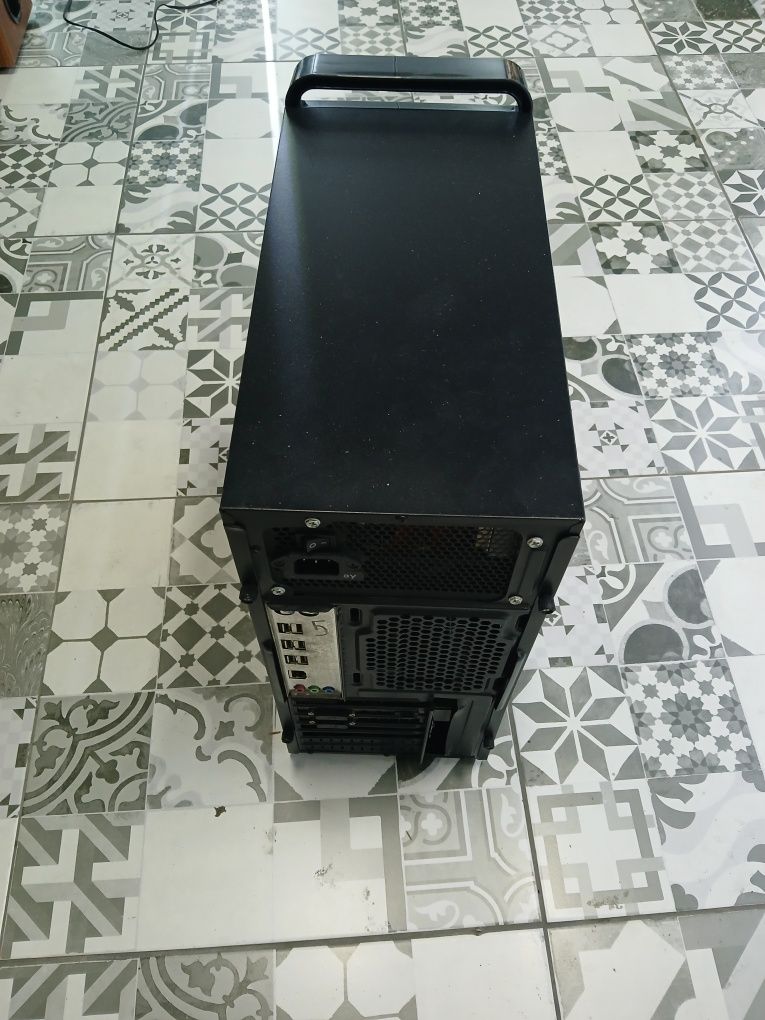 PC- Intel Xeon , 24 GB ram , Video Asus Strix 570