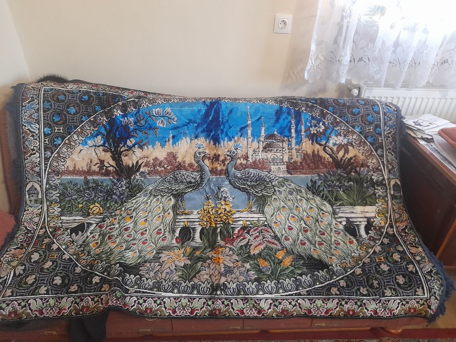 Carpeta cu Isus Hristos și păuni