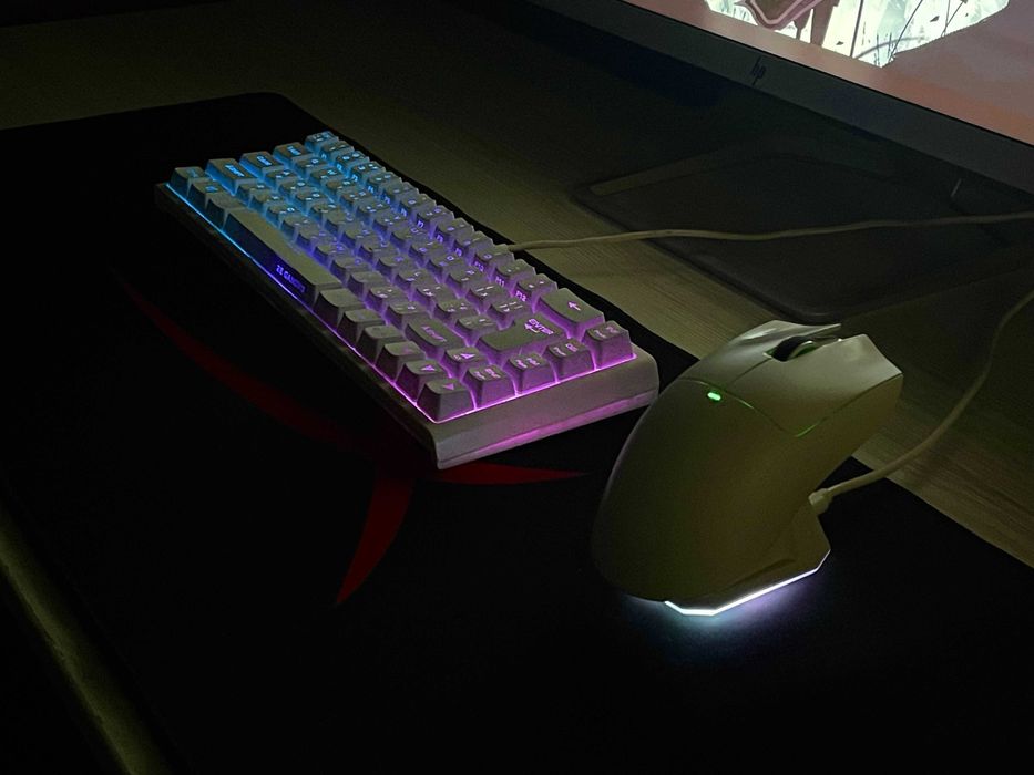 Продается комплект мышка+коврик+клавиатура белые