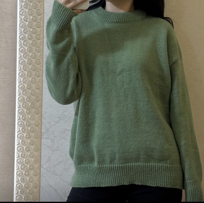 Свитер трендового оливкого цвета