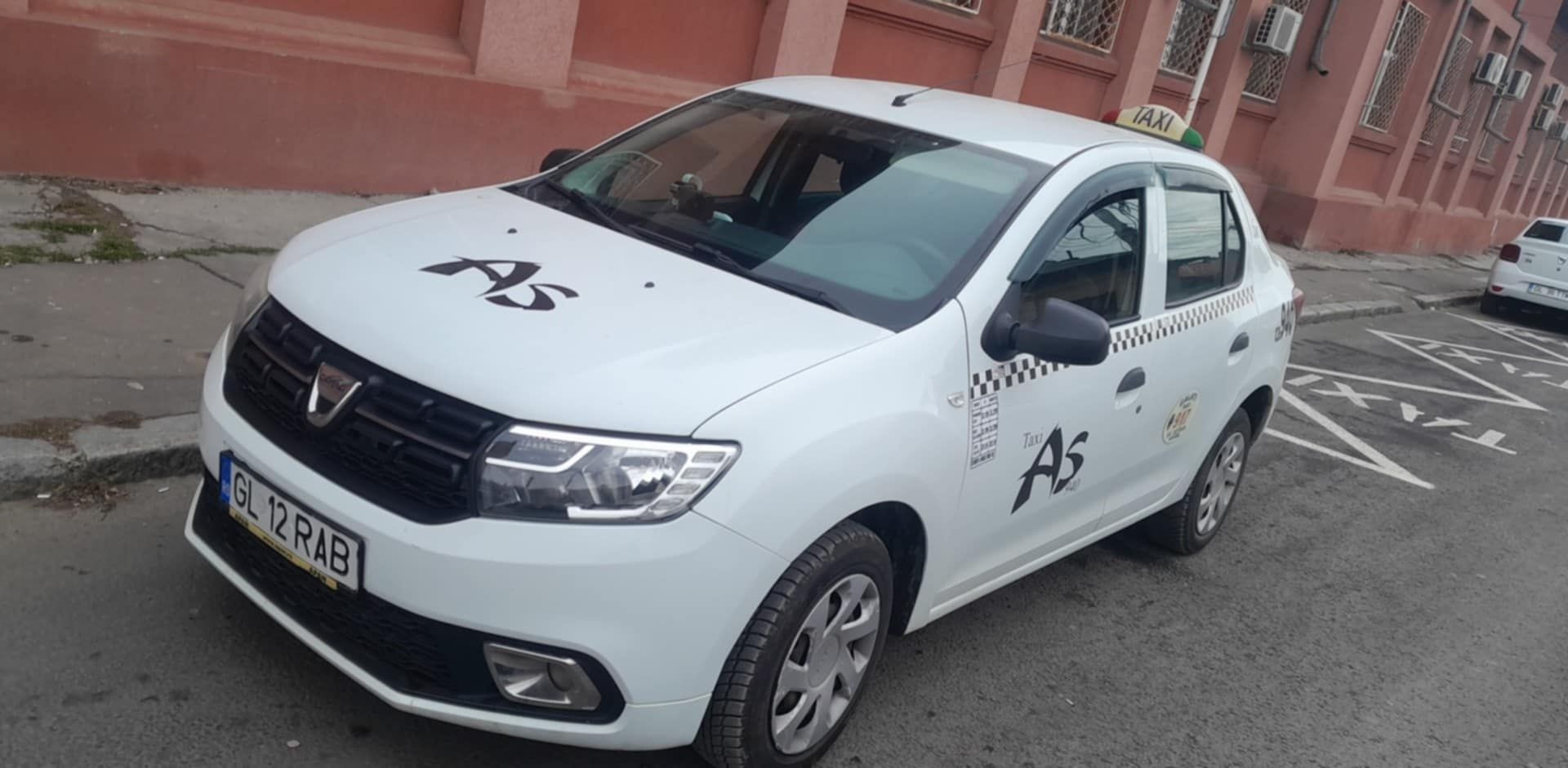 Vând taxiu cu firma fără datorii licenta valabila pana la 2031