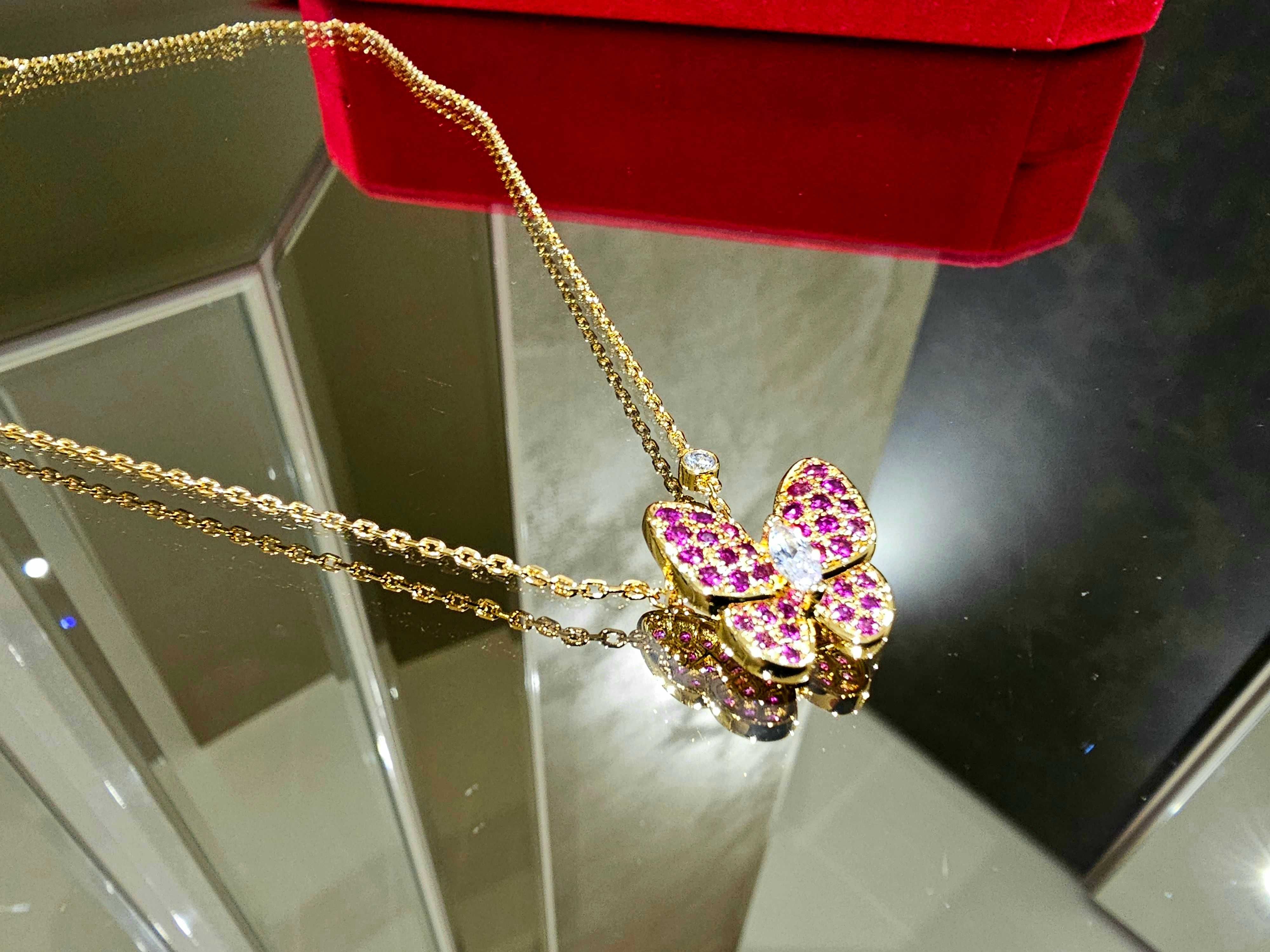 Van Cleef & Arpels VCA Gold Pink Sapphire Two Butterfly Дамско Колие