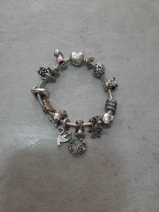 Гривна PANDORA с много талисмани