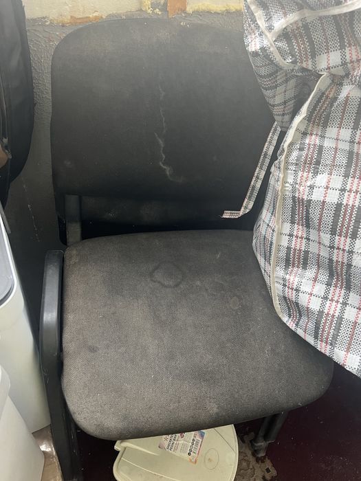 Продам стулья черные состояние как на фото