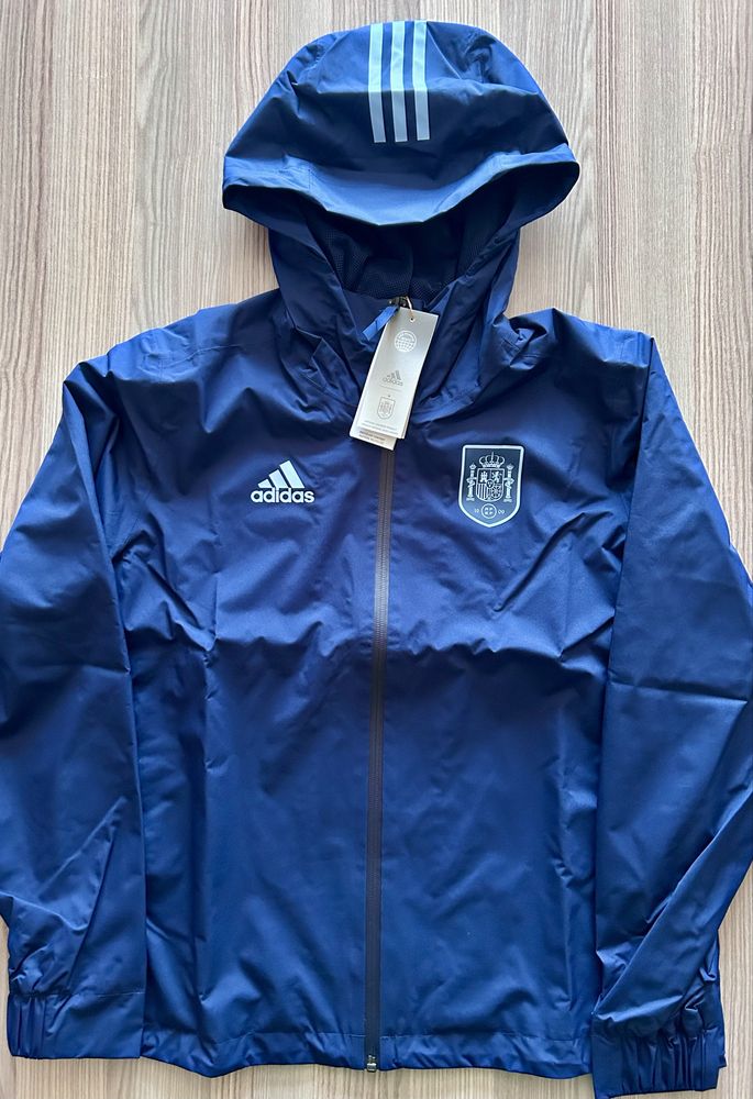 Яке Adidas x Spain ветроустойчиво и водоустойчиво
