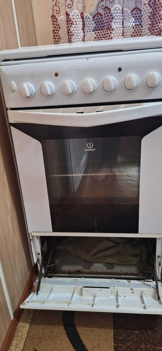 Готварска печка Индезит на ток и газ.
