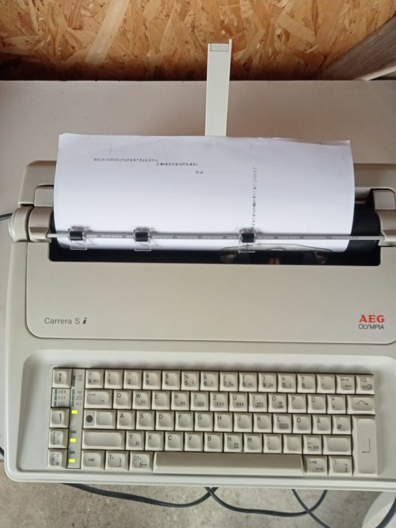 Vând mașină de scris electrica/electronica