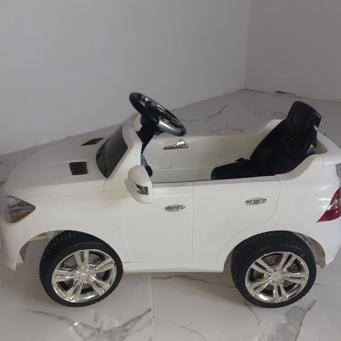 Masina electrică pentru copii