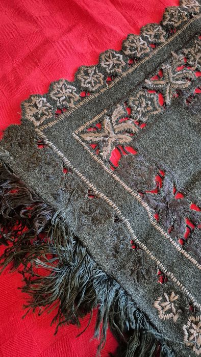 Soarte vechi din lana si broderie sparta, cusute cu matase