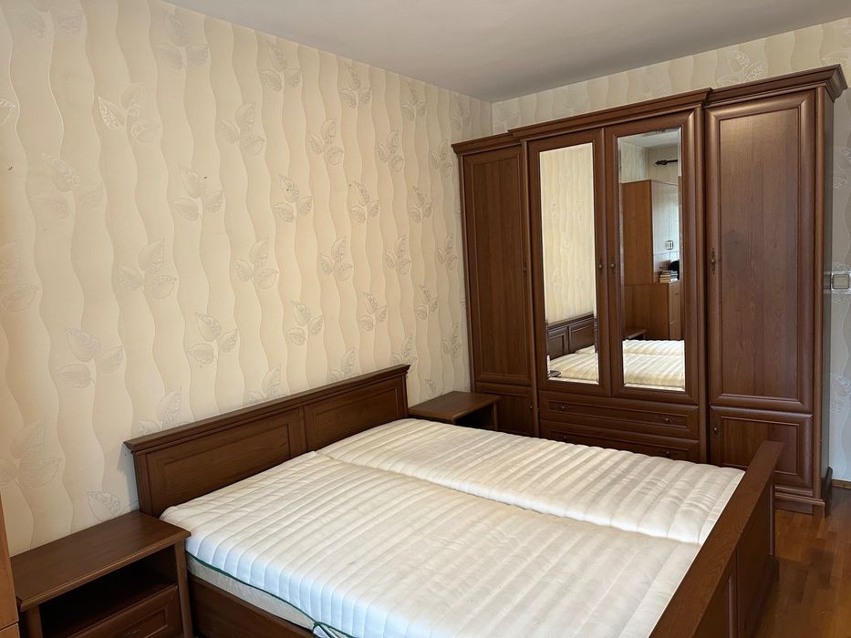 Обзавеждане за спалня, гардероб и нощни шкафчета + матраци и  рамка