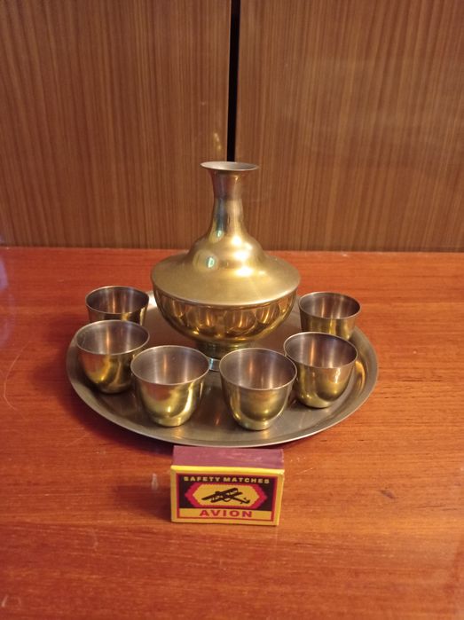 Ваза,графин с рюмками.Коньячный набор.Ложки и вилки.