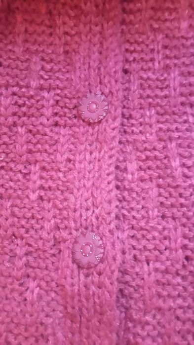 Ръчно плетена вълнена жилетка.