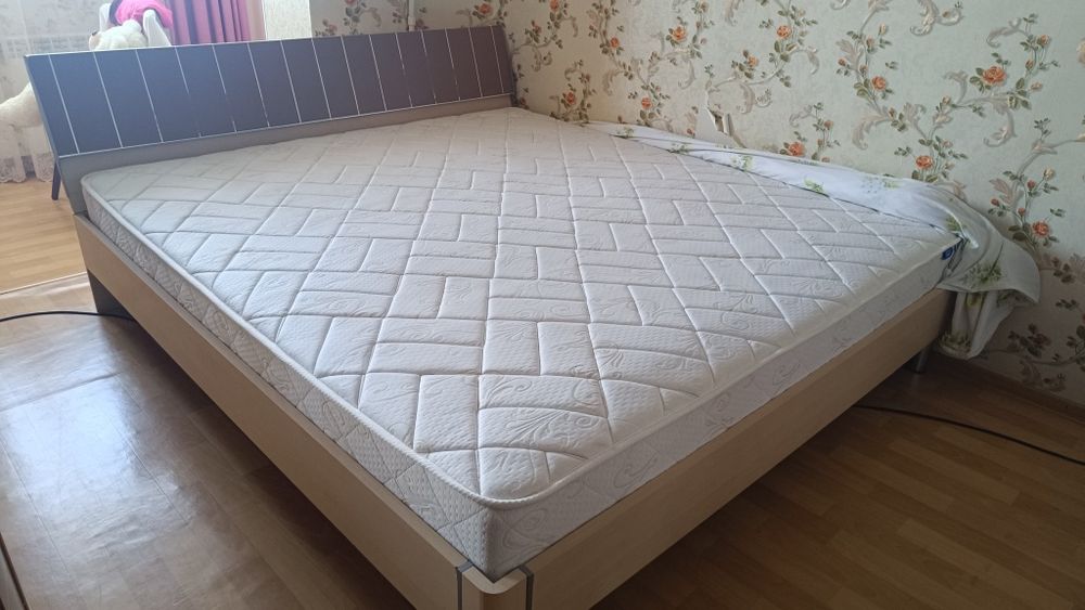 Продам спальный гарнитур