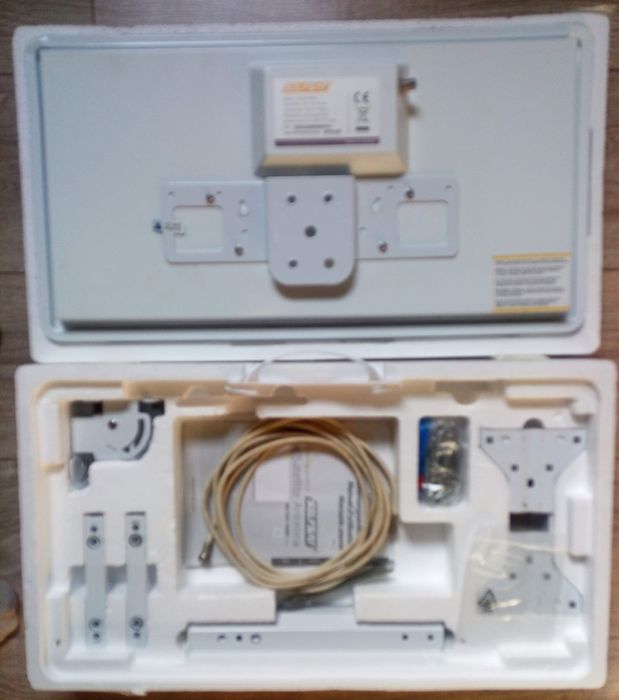 Antena satelit dreptunghiulara moderna