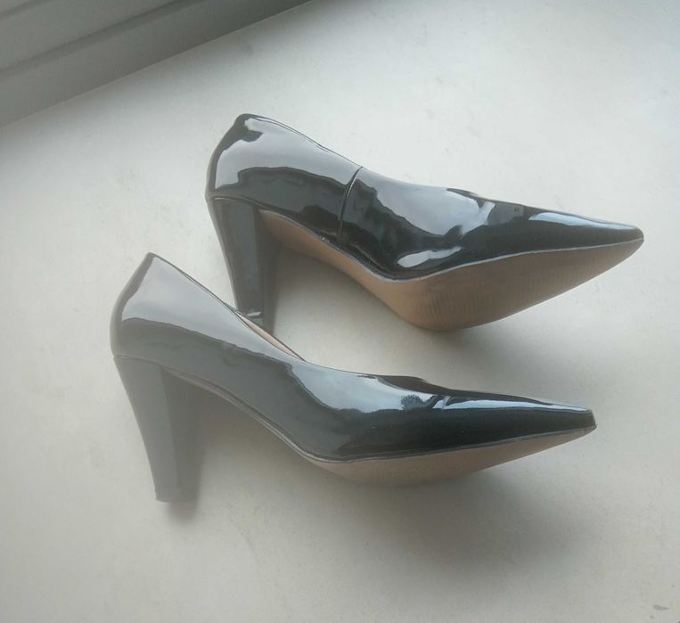 Черни лачени обувки