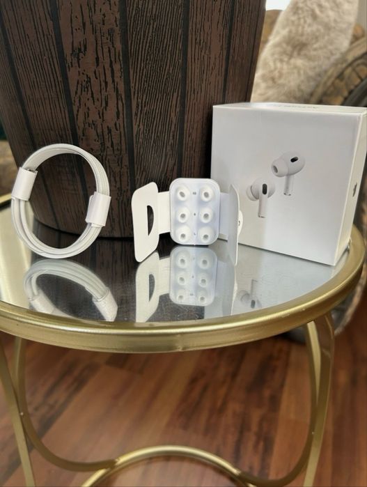 Оригинални Apple AirPods Pro 2 – отлично състояние, пълен комплект